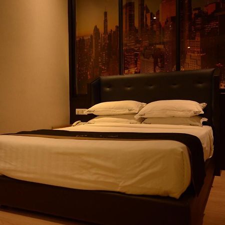 Manhattan Business Hotel Ttdi Куала Лумпур Екстериор снимка