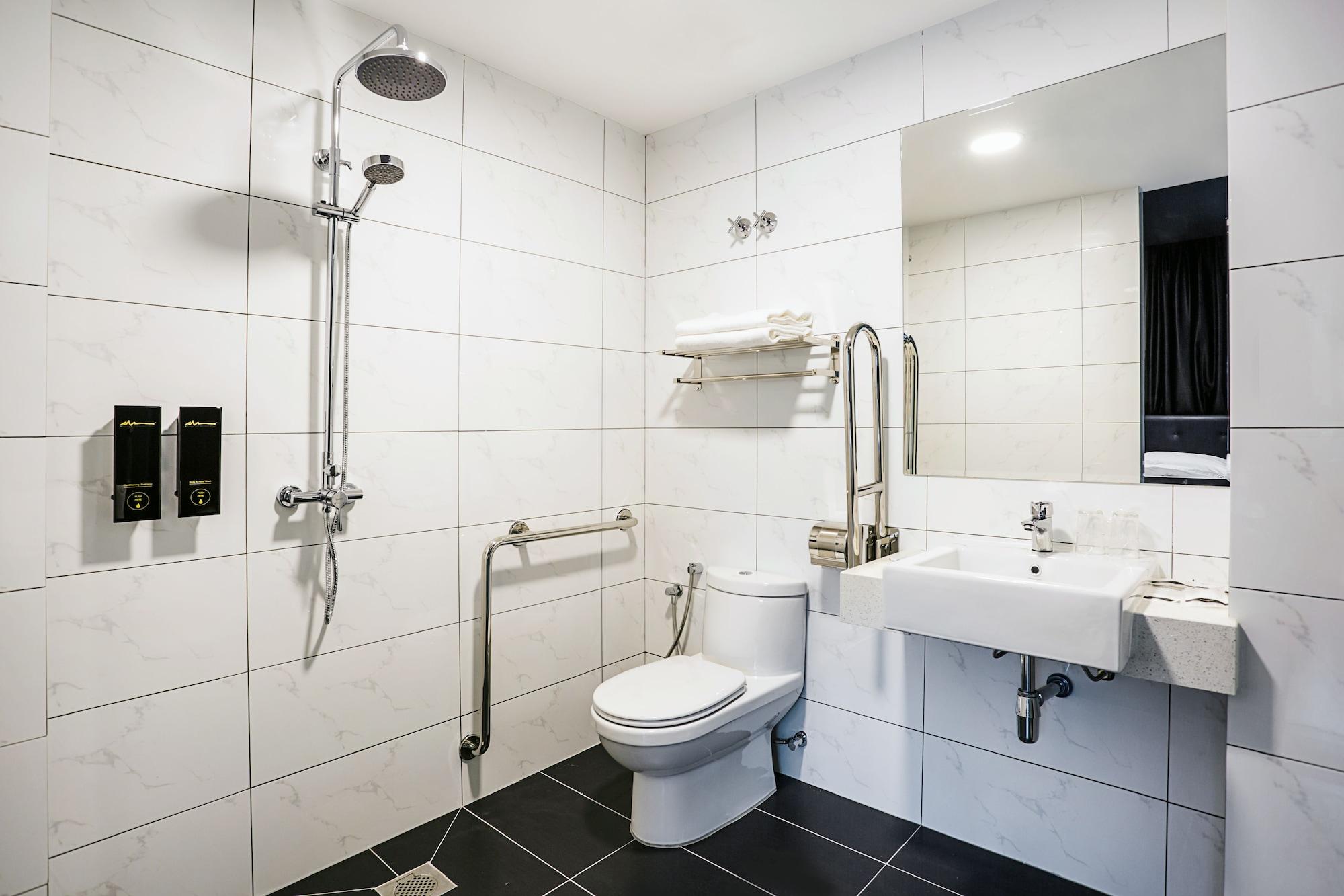 Manhattan Business Hotel Ttdi Куала Лумпур Екстериор снимка