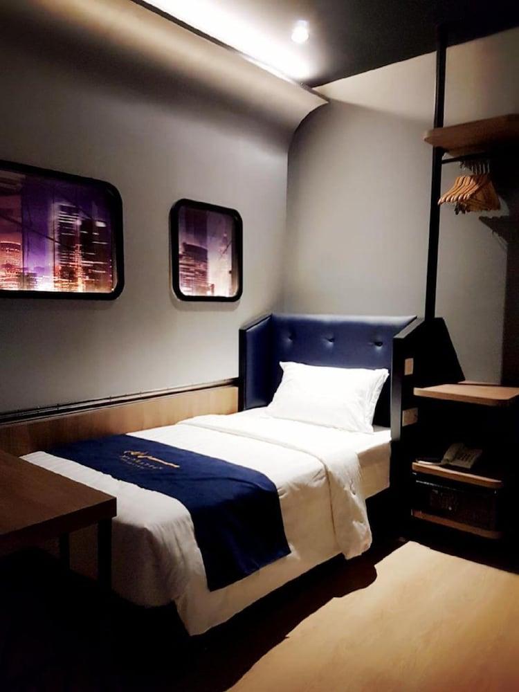 Manhattan Business Hotel Ttdi Куала Лумпур Екстериор снимка