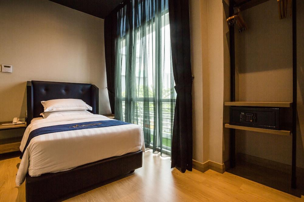 Manhattan Business Hotel Ttdi Куала Лумпур Екстериор снимка