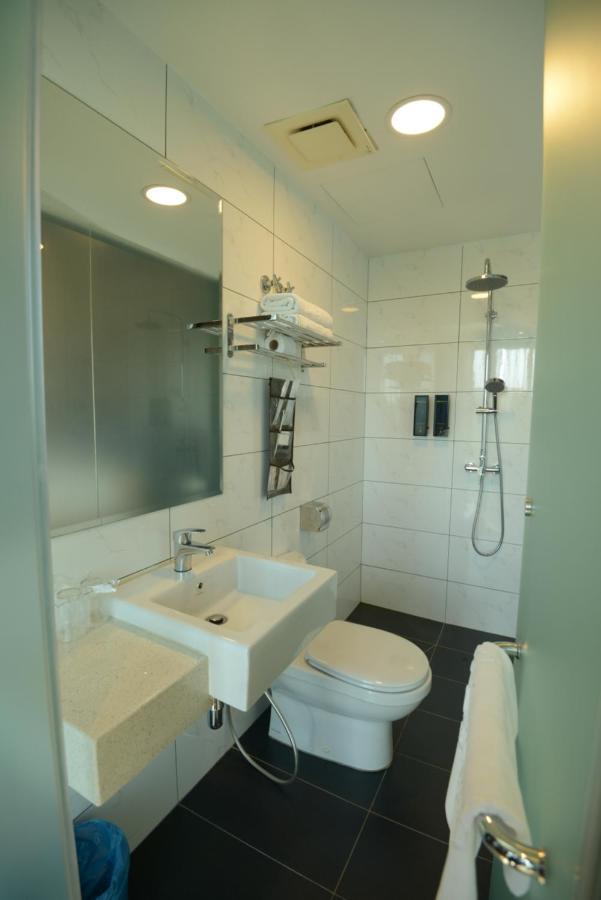 Manhattan Business Hotel Ttdi Куала Лумпур Екстериор снимка